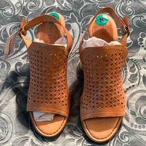 NWT Born Women's Tan Sandals - Genuine Leather Upper Sz 8